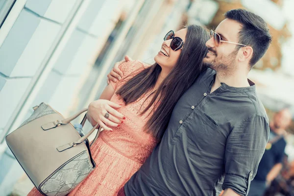 Imagem de um feliz casal rindo na cidade — Fotografia de Stock