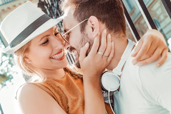 Couple écoutant de la musique sur écouteurs — Photo