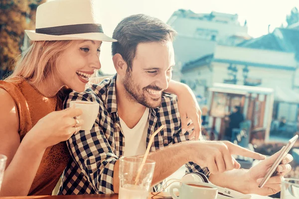 Ungt par ta ett foto av sig själva på ett kafé — Stockfoto