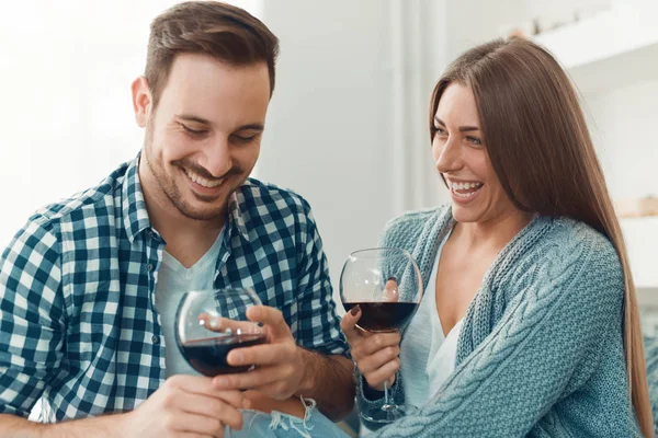 Primer plano de una joven pareja disfrutando del vino en casa — Foto de Stock