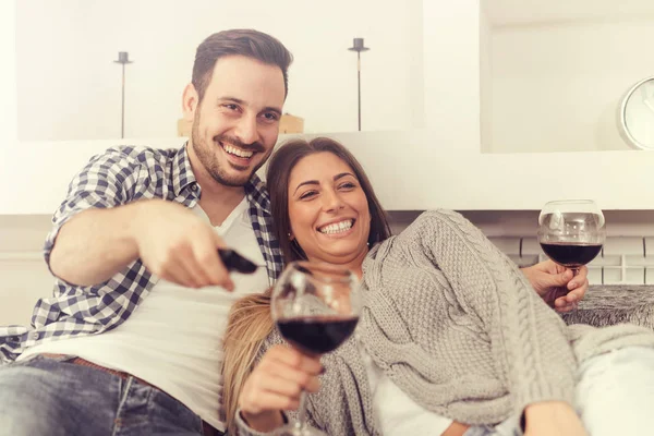 Glückliches Paar, das zu Hause zusammen Spaß hat — Stockfoto