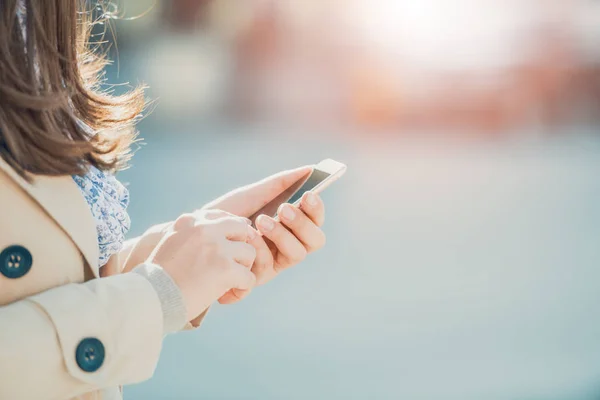 Met behulp van slimme telefoon — Stockfoto