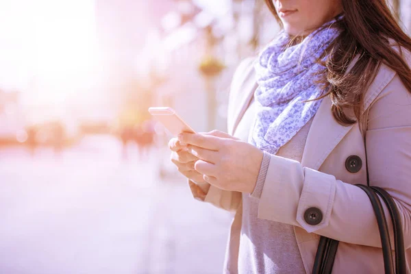 Asszony ő intelligens telefon használata — Stock Fotó