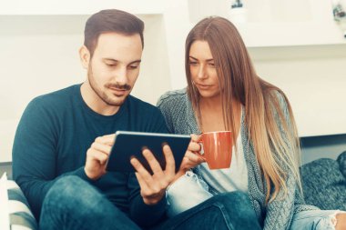 genç bir çift dijital tablet kullanma