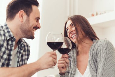 Evde eğlenmek mutlu Romantik Çift