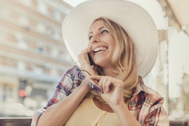 açık havada akıllı telefon kullanan genç kadın