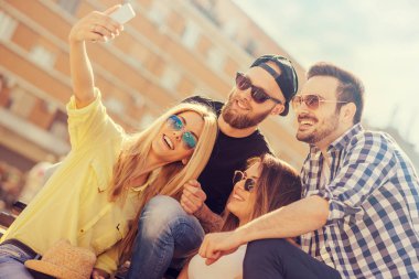 Selfie alarak dört mutlu arkadaş grubu 