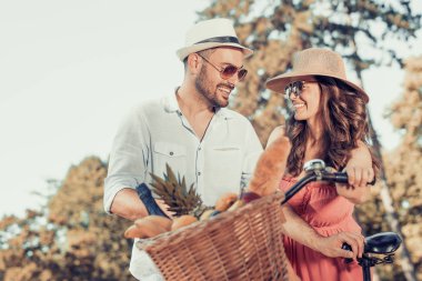 Parkta romantik bir randevu.