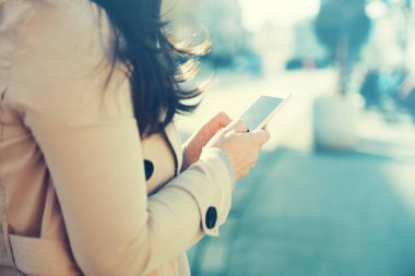 bir akıllı telefon kullanan genç kadın