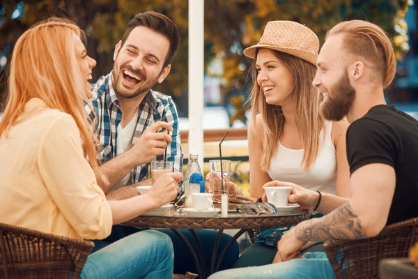 Vänner har en fantastisk tid i café — Stockfoto