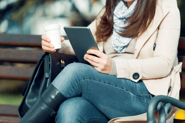 Mujer joven en la calle bebiendo café de la mañana —  Fotos de Stock