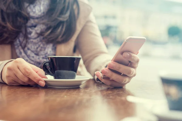 Nahaufnahme einer Frau, die in einem Café Kaffee trinkt — Stockfoto