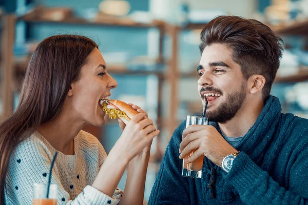 Feliz jovem casal tomando café da manhã no café — Fotografia de Stock