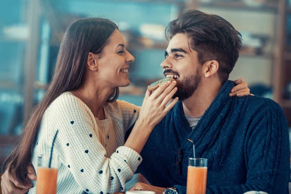 Happy young couple having breakfast in cafe — Stock Photo, Image