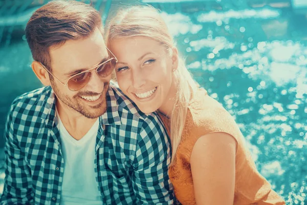 Pareja joven feliz en la ciudad — Foto de Stock