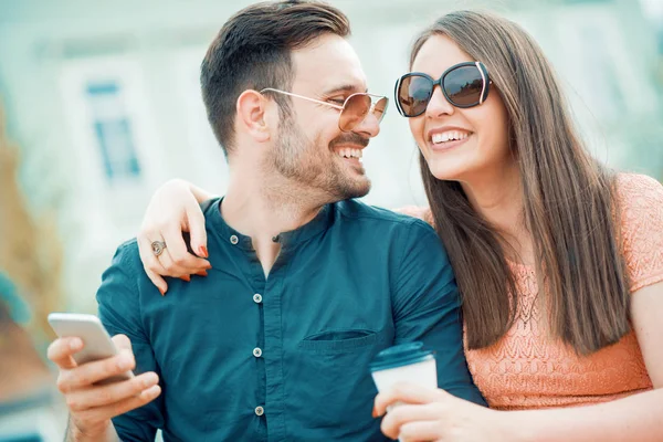 Glückliches junges Paar — Stockfoto