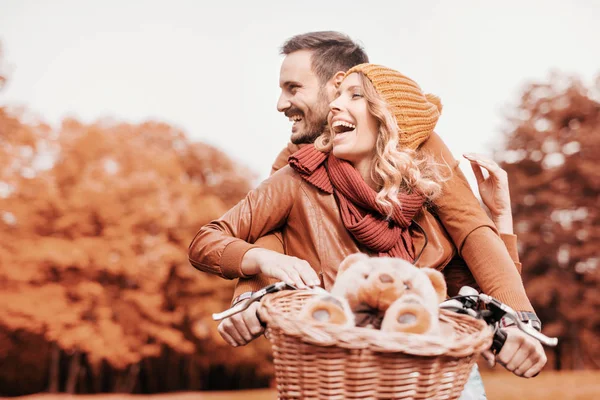 Jong stel hebben plezier in het park — Stockfoto