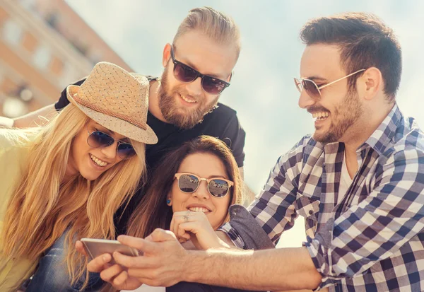 Grupp av fyra glada vänner tar selfie — Stockfoto