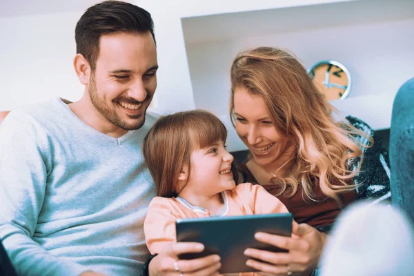 Familia pasar tiempo juntos en casa — Foto de Stock