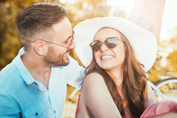 Cita romántica en el parque —  Fotos de Stock