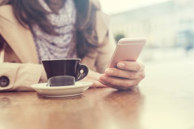 akıllı telefon kullanan kadın