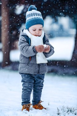 Sevimli küçük çocuk kış gününde eğleniyor