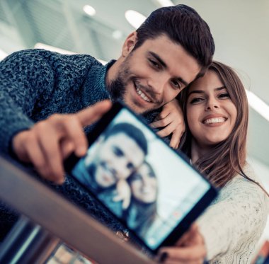 Genç çift eğlenmek