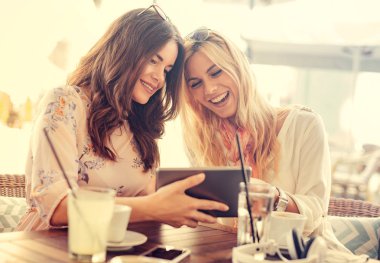 Arkadaşlar eğleniyor.