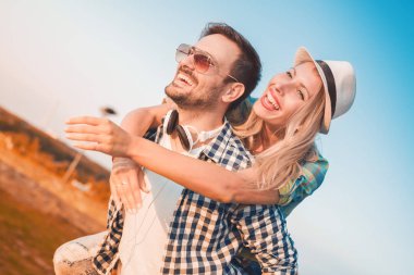 Açık havada aşık gülümseyen bir çift