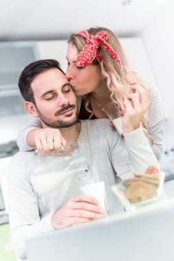 Romantik kahvaltı evde