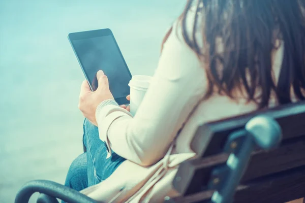 Mujer usando su tableta digital —  Fotos de Stock