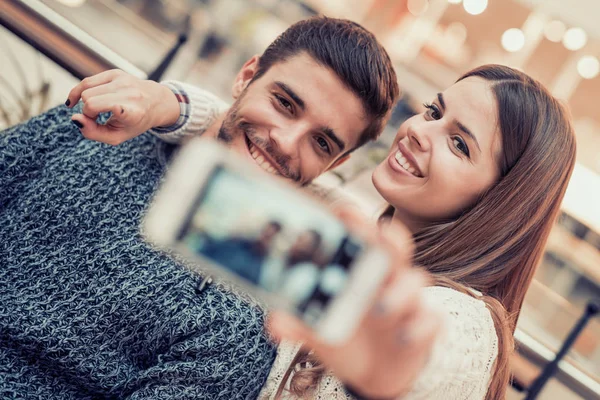 Mutlu çifte bir kafede, eğlenmek