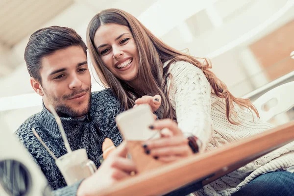 Pareja feliz divertirse en la cafetería — Foto de Stock