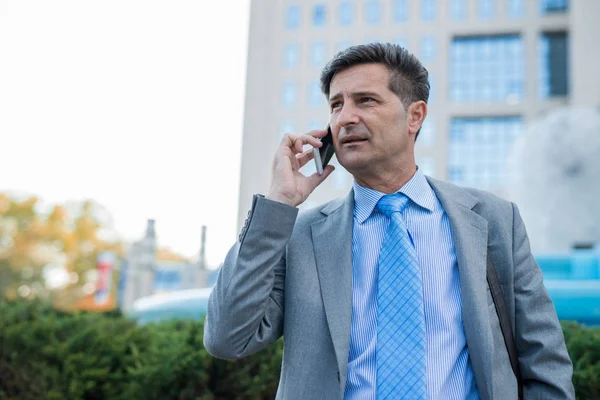 Hombre usando el teléfono inteligente —  Fotos de Stock