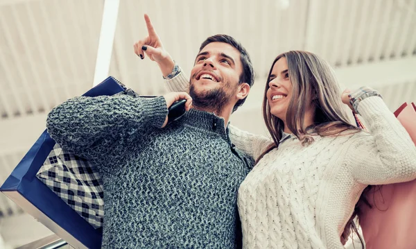 Pareja joven con bolsas de compras —  Fotos de Stock