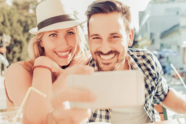 Giovane coppia felice fare un selfie nel caffè — Foto Stock