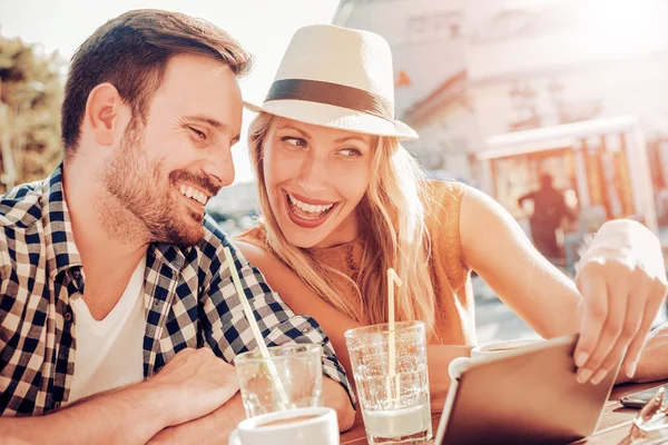 Joven pareja feliz haciendo una selfie en el café —  Fotos de Stock