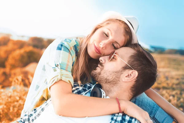 Sorrindo casal no amor ao ar livre — Fotografia de Stock