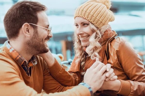 Junges verliebtes Paar im Freien — Stockfoto