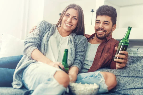 Feliz joven pareja en casa — Foto de Stock