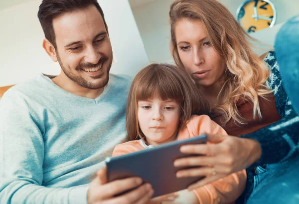 Família feliz se divertindo em casa — Fotografia de Stock