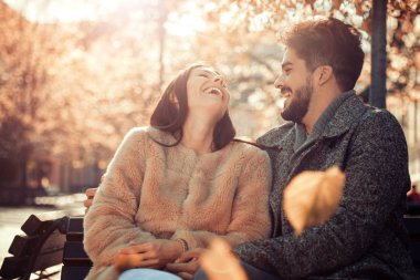 Bir mutlu gülen çift şehir