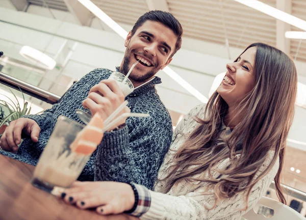 Beautiful älskande par flirta på ett café — Stockfoto