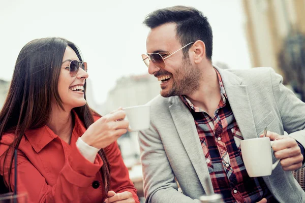 Romantische Paare ruhen sich im Café aus — Stockfoto