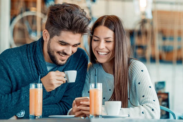 Couple romantique se reposer dans un café — Photo