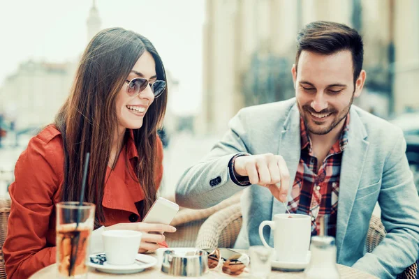 Beau couple prenant un café à une date — Photo