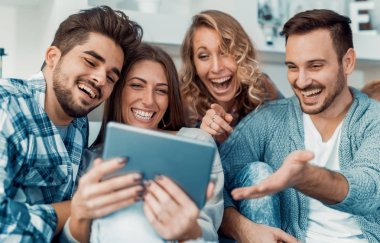 Neşeli grup arkadaşıyla evde eğlenmek
