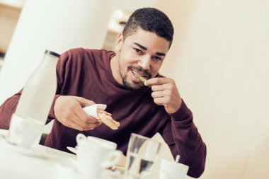 Genç adam bir restoran barda yemek