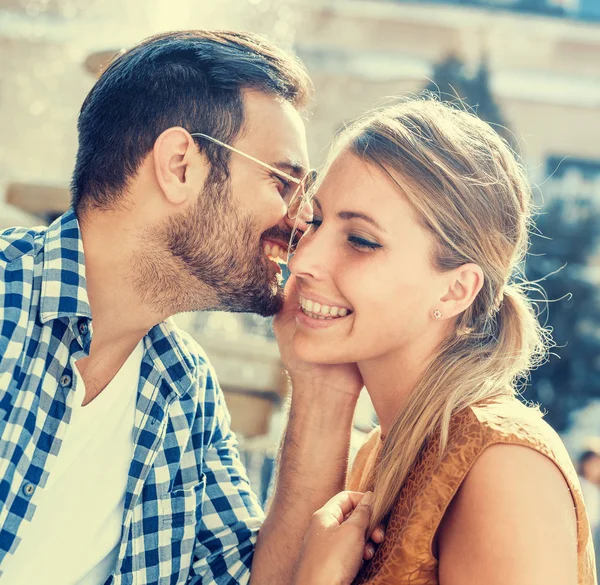 Jeune couple amoureux en plein air — Photo