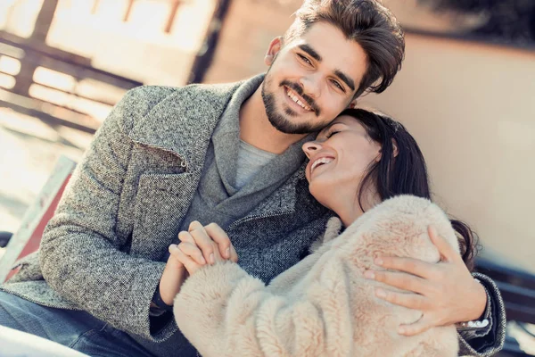 Bild av ett lyckligt skrattande par i staden — Stockfoto